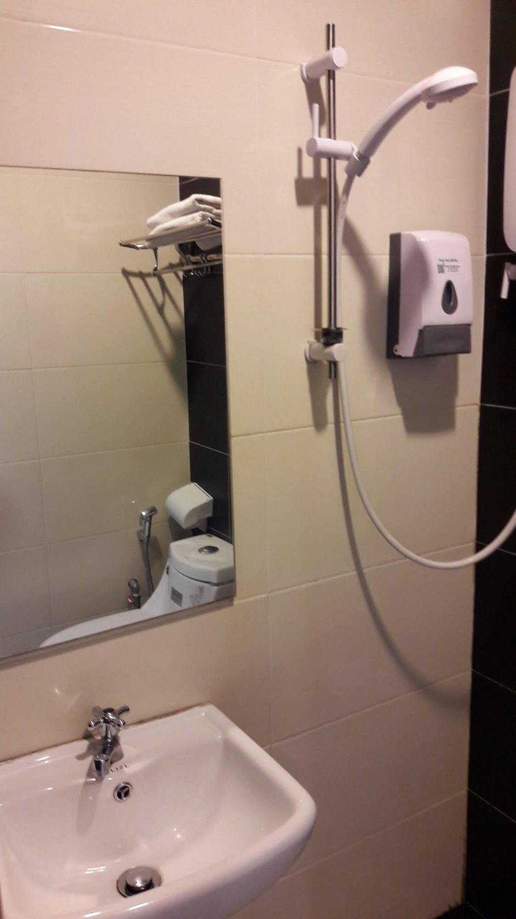 One Point Hotel Kuching Exterior foto